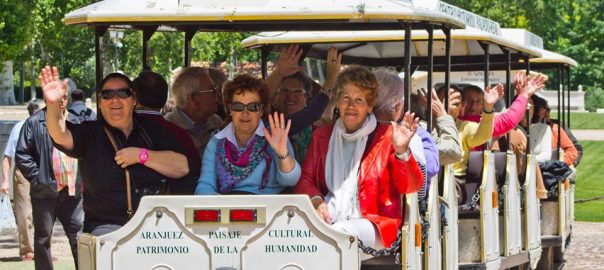 Tren turístico y visita guiada.