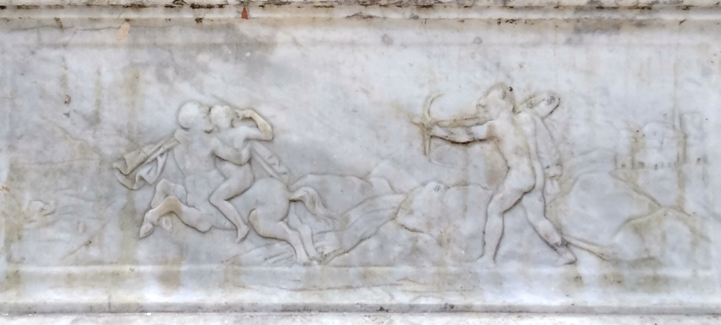 Fuente de Apolo Bajorrelieve de Neso raptando mujer de Hercules.